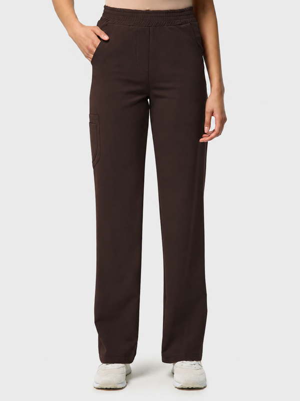 Model in der Schlupfhose mit weitem Bein – lockere Passform – VENA Uniformy