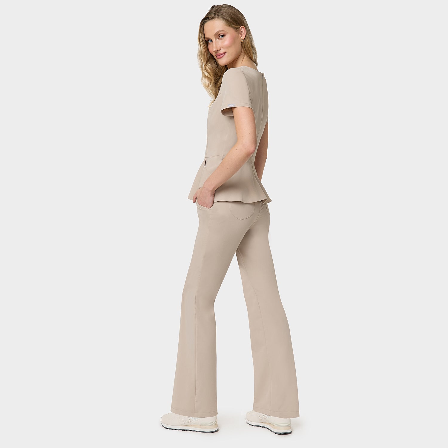 Bluza medyczna z baskinką KIM Latte - elegancka odzież medyczna damska - Vena Uniformy