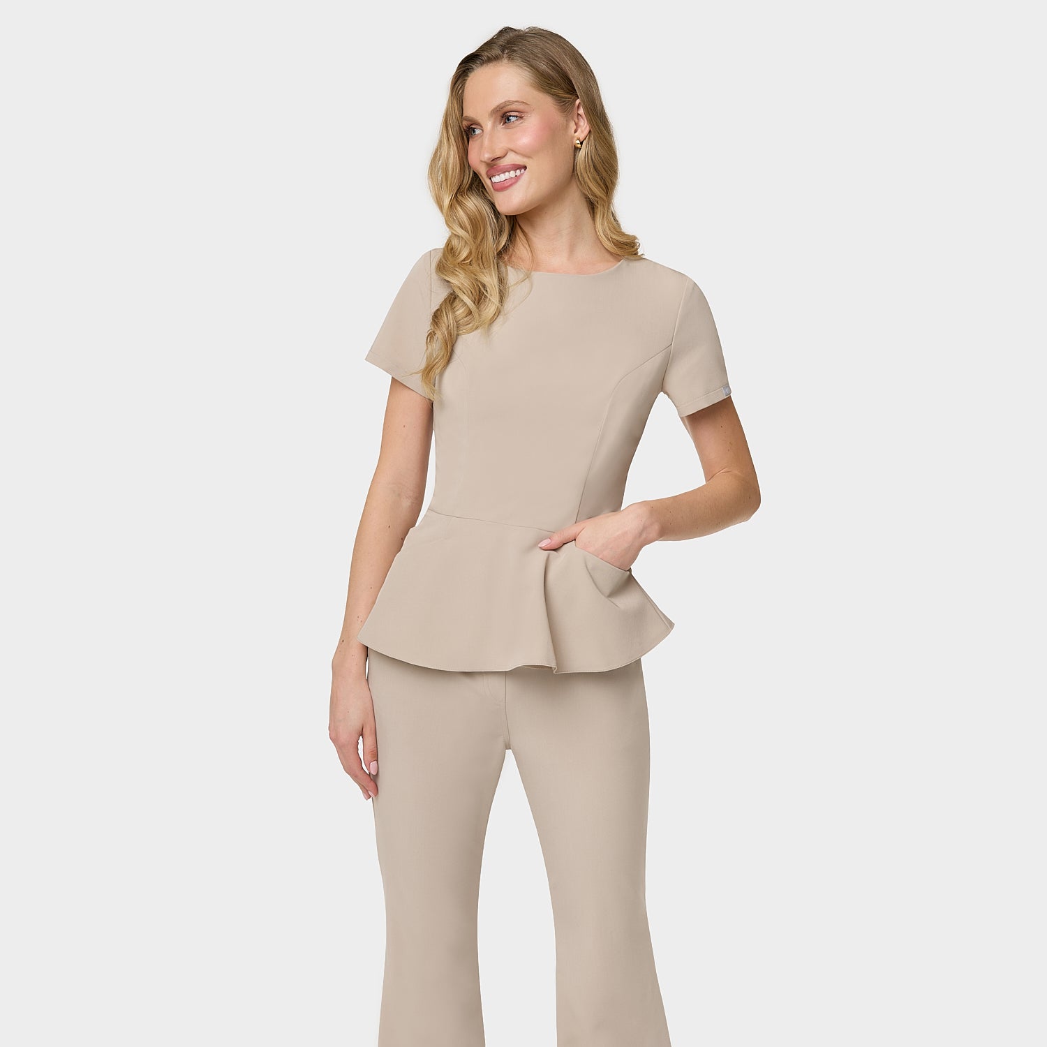 Bluza medyczna KIM w kolorze Latte - taliowany fason z baskinką dla pracownic medycznych - Vena Uniformy