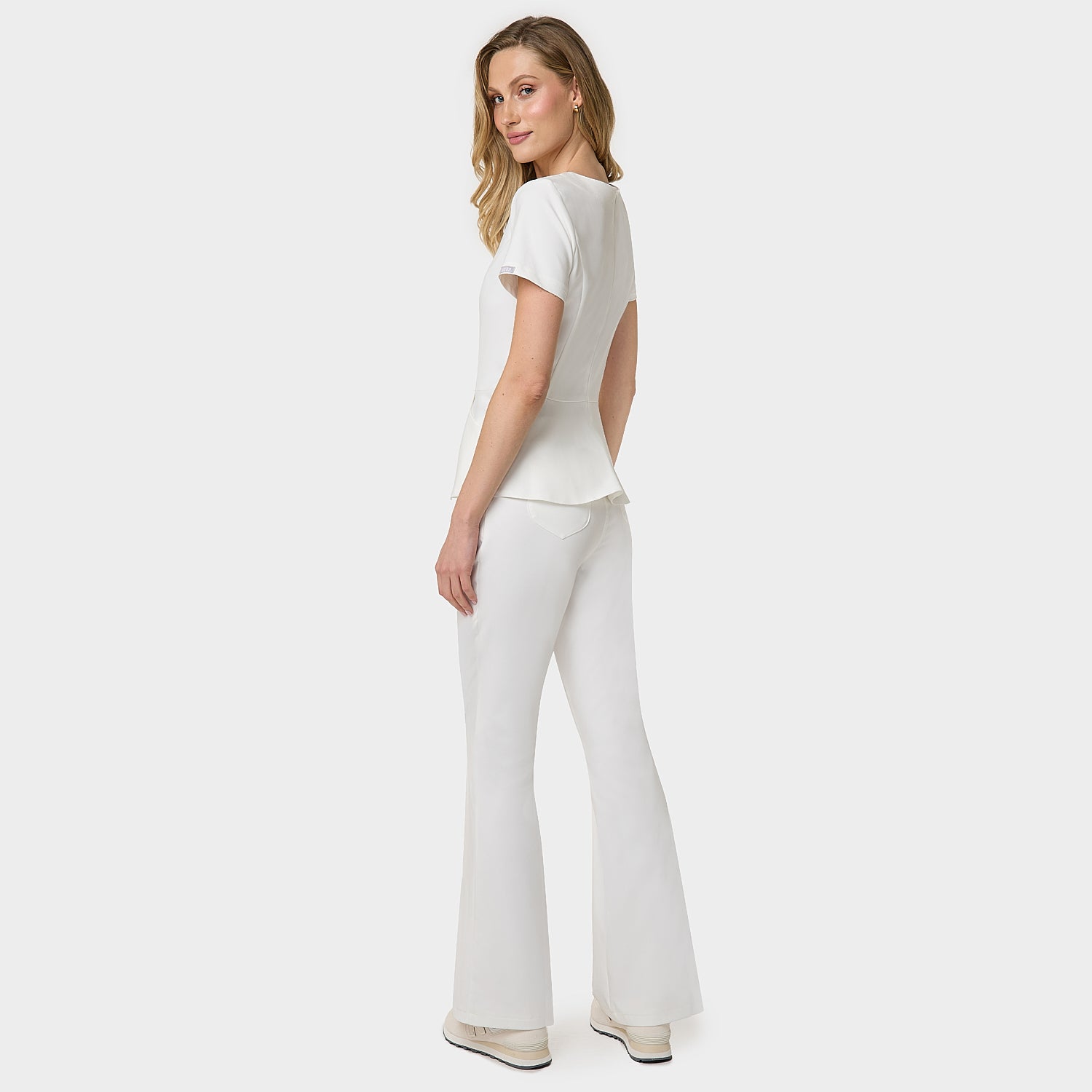Bluza medyczna KIM w kolorze Cream - taliowany fason z baskinką dla pracownic medycznych - Vena Uniformy