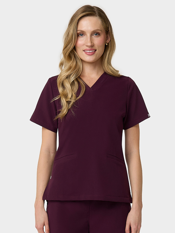 Model im klassischen Damen Kasack Emily mit V-Ausschnitt in der Farbe Mocha – Vena Uniformy
