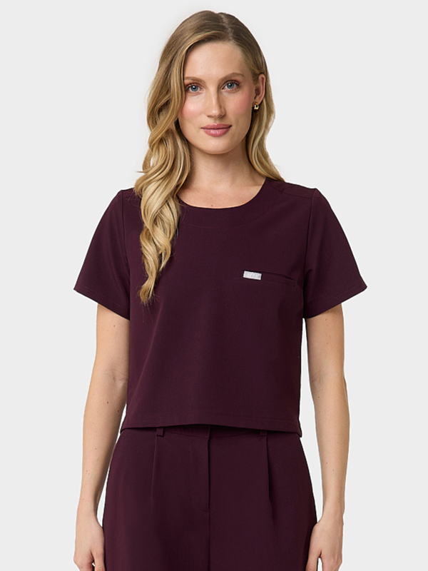 Model im kastigen Damen Kasack Gaja mit lockerer Passform in der Farbe Burgundy – Vena Uniformy