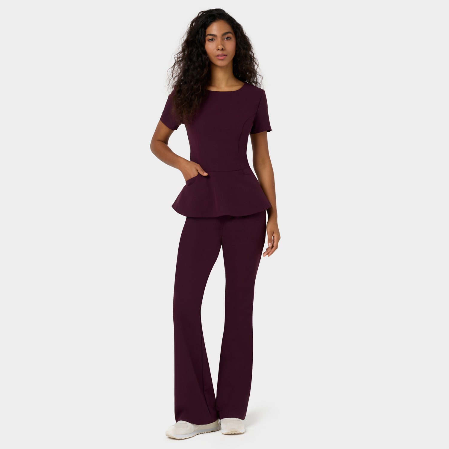 Bluza medyczna z baskinką KIM Burgundy - elegancka odzież medyczna damska - Vena Uniformy