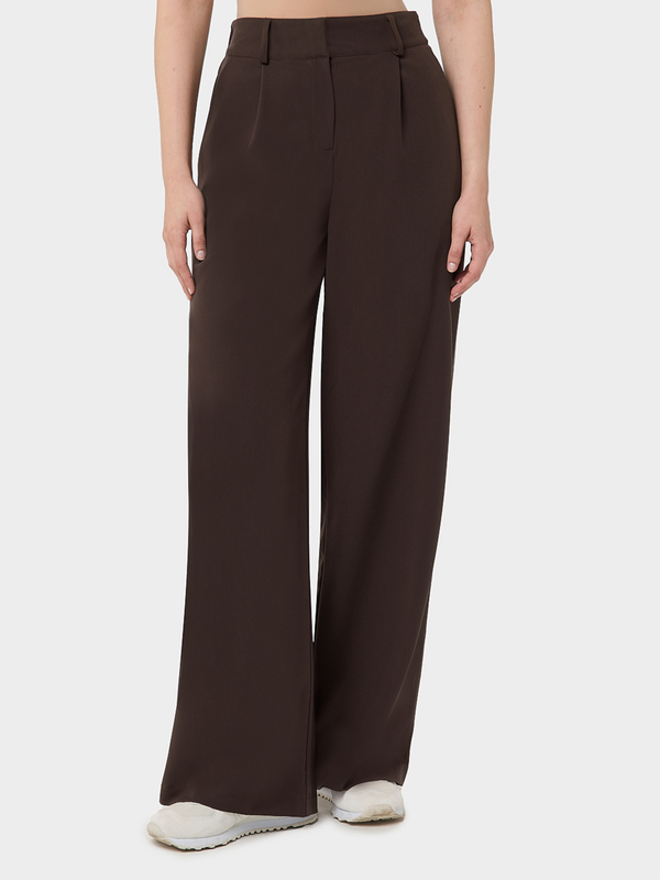 Model in der Schlupfhose Aura – weites Bein und Bundfalten – VENA Uniformy