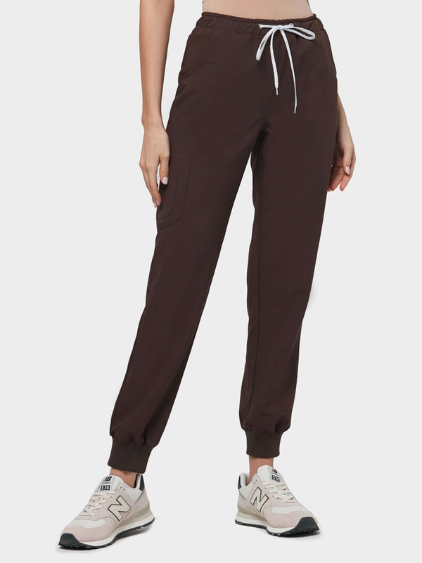 Model in der Jogger-Hose – sportlicher Schnitt mit Bündchen am Knöchel – VENA Uniformy