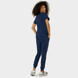 Bluza medyczna Aria w kolorze Navy – widok z tyłu na kobiecie