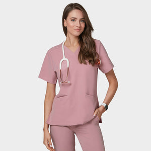 Bluza medyczna EMILY scrubs - BLOSSOM PINK - Modelka  ( 177 cm)
