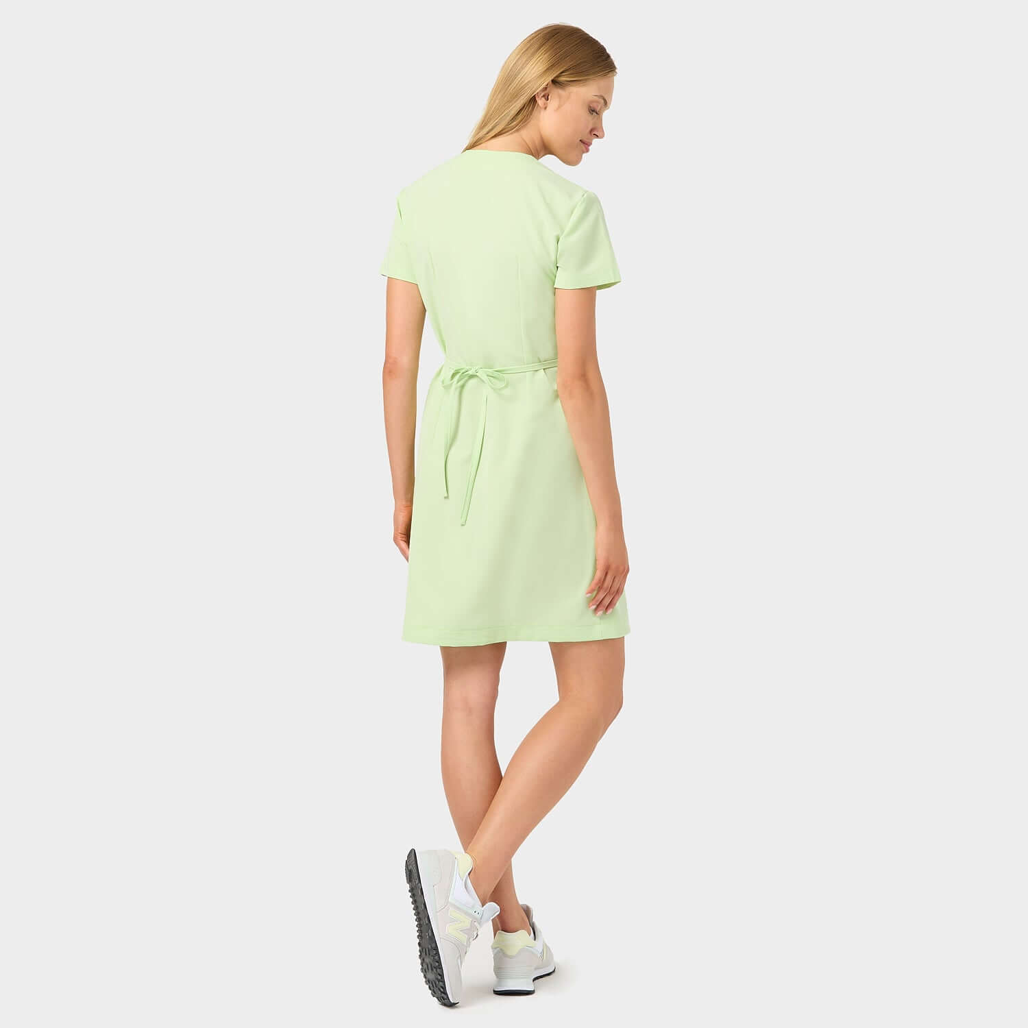 Tył sukienki wiązanej medycznej KATE w kolorze Matcha. Ukazuje precyzyjne detale i wygodne dopasowanie, idealne dla profesjonalistek.